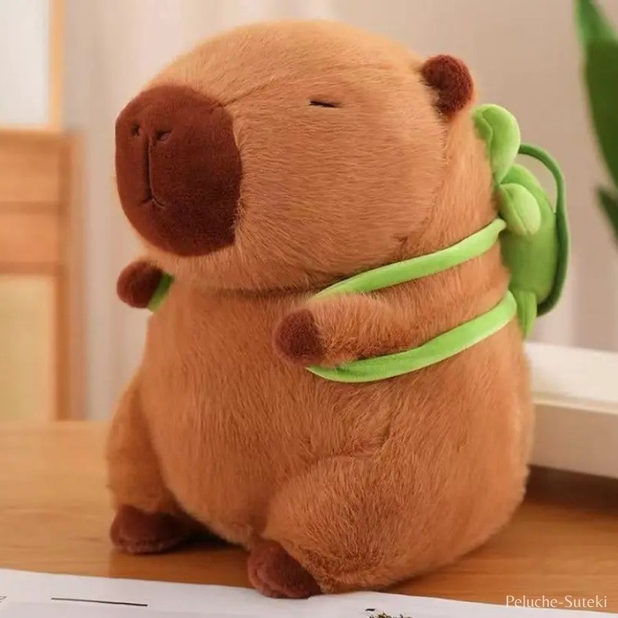 Peluche Capybara Endormi avec Petit Sac à Dos Vert