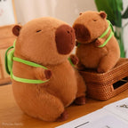 Peluche Capybara Endormi avec Petit Sac à Dos Vert