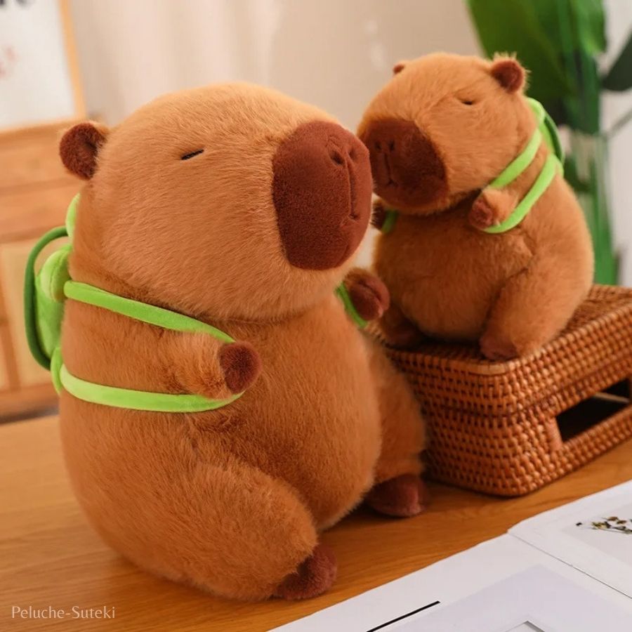 Peluche Capybara Endormi avec Petit Sac à Dos Vert