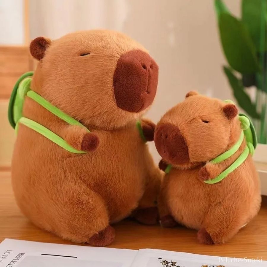Peluche Capybara Endormi avec Petit Sac à Dos Vert