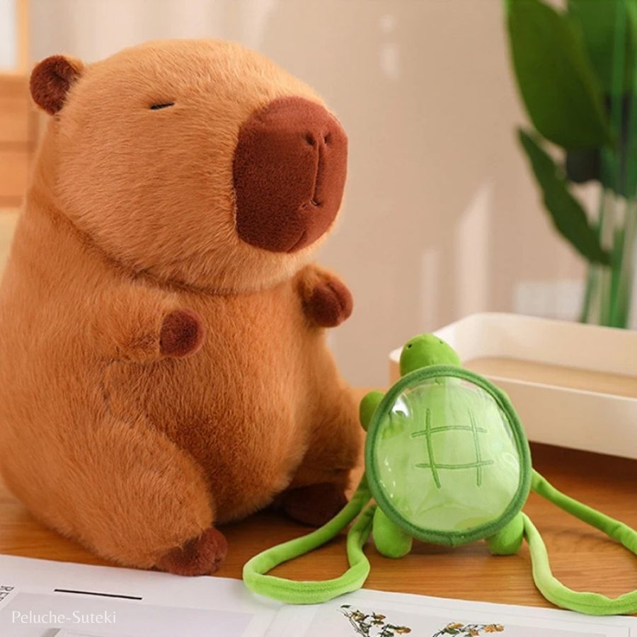 Peluche Capybara Endormi avec Petit Sac à Dos Vert