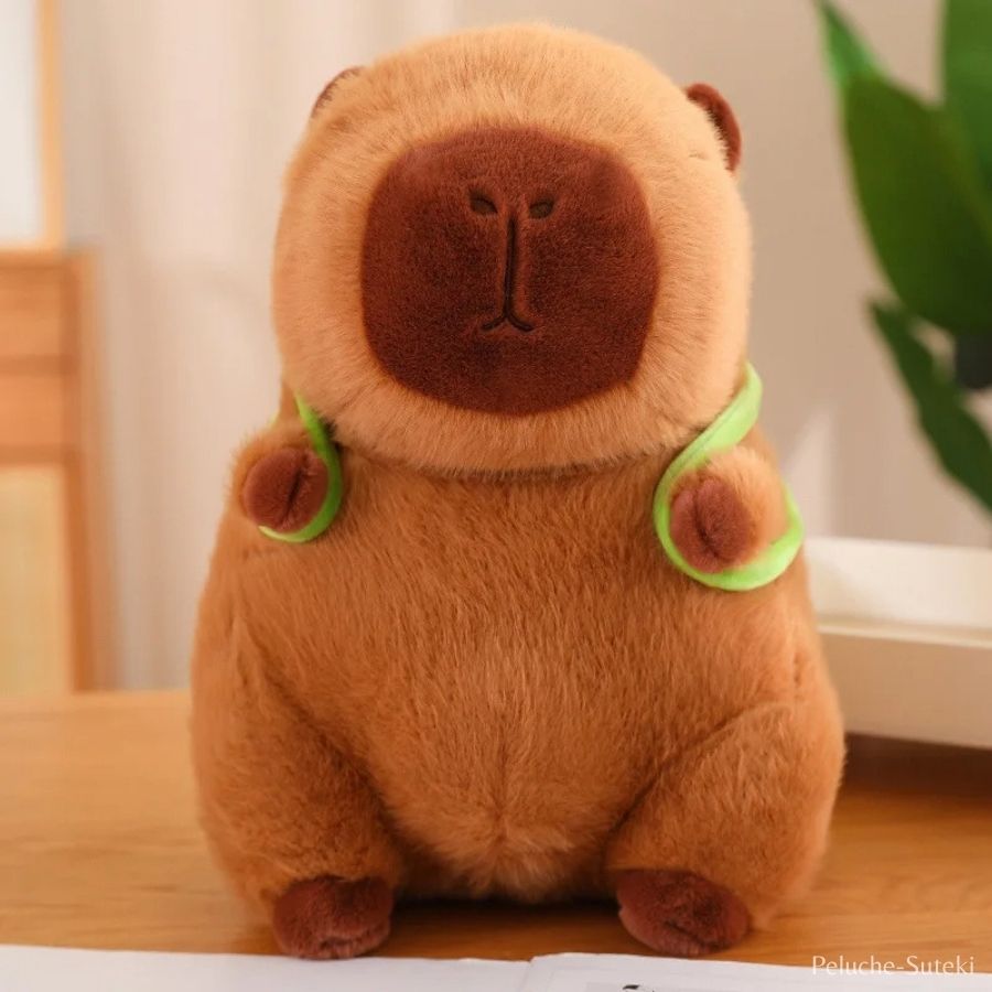 Peluche Capybara Endormi avec Petit Sac à Dos Vert