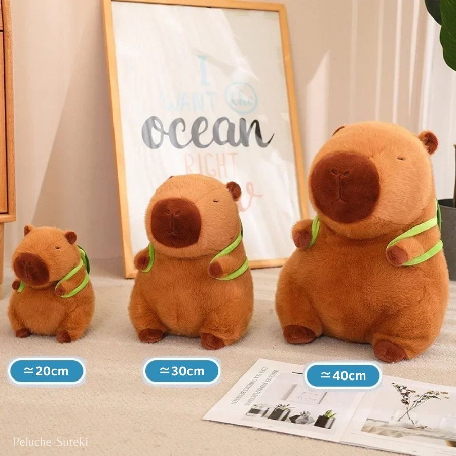 Peluche Capybara Endormi avec Petit Sac à Dos Vert
