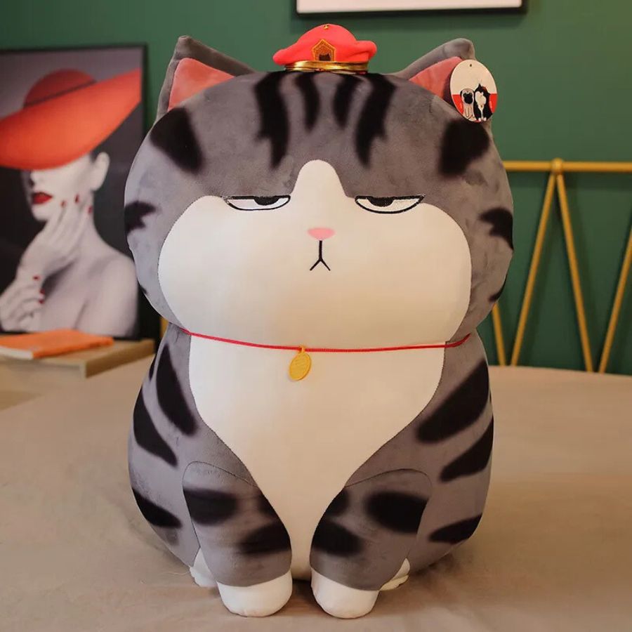 Peluche Chat Boudeur Gris Rayé et Chapeau Rouge