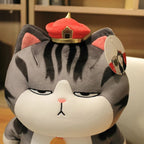 Peluche Chat Boudeur Gris Rayé et Chapeau Rouge