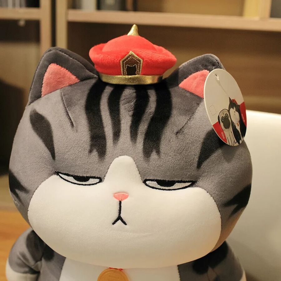 Peluche Chat Boudeur Gris Rayé et Chapeau Rouge