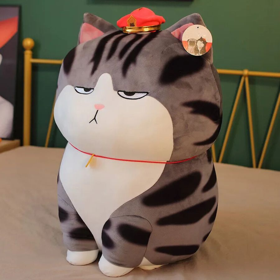 Peluche Chat Boudeur Gris Rayé et Chapeau Rouge
