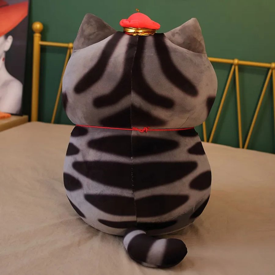 Peluche Chat Boudeur Gris Rayé et Chapeau Rouge