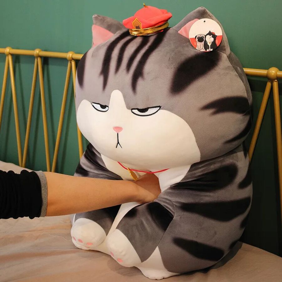 Peluche Chat Boudeur Gris Rayé et Chapeau Rouge