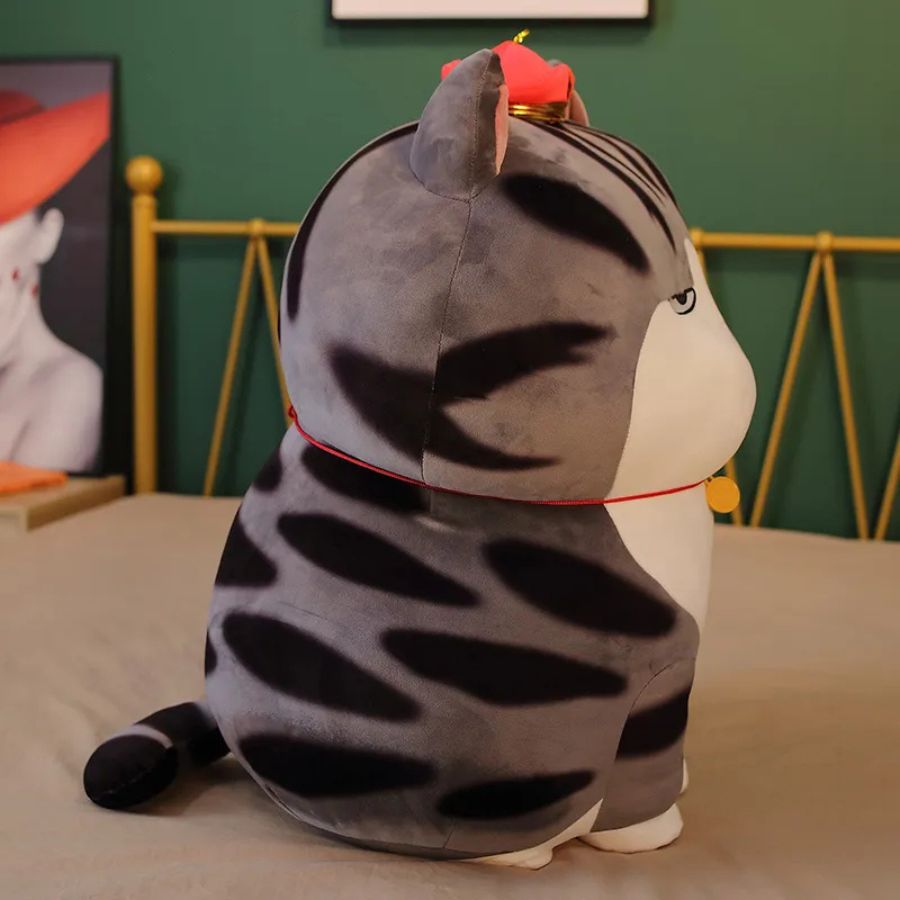 Peluche Chat Boudeur Gris Rayé et Chapeau Rouge