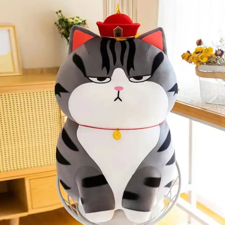 Peluche Chat Boudeur Gris Rayé et Chapeau Rouge