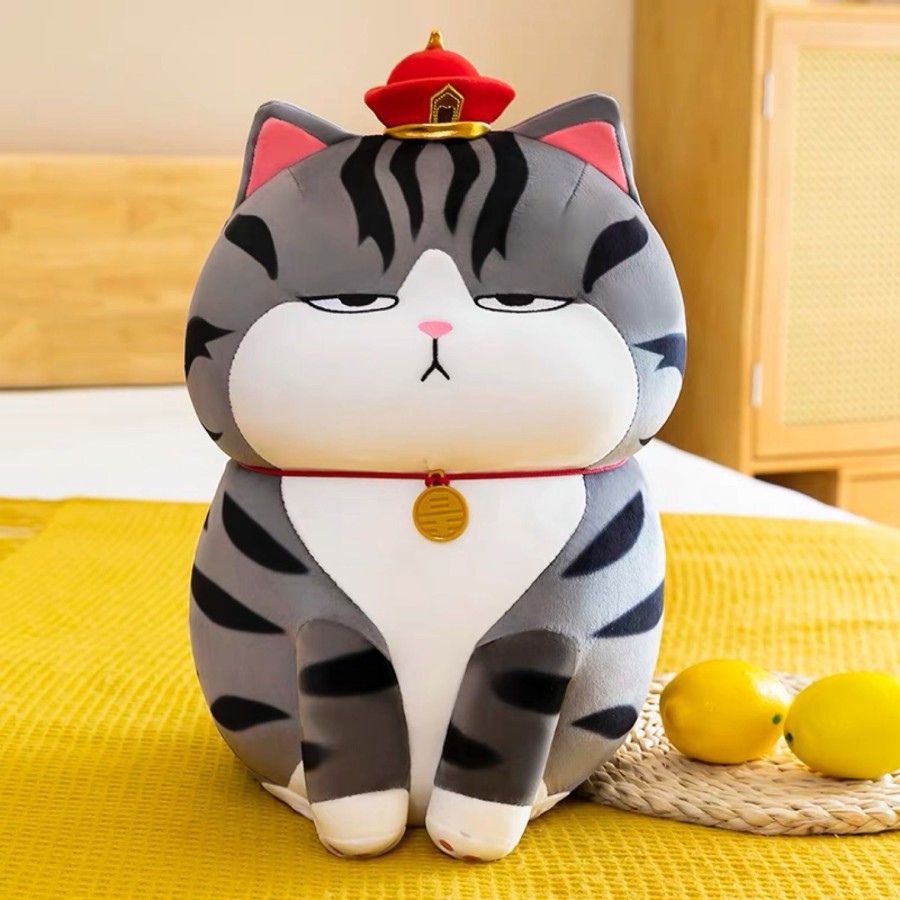 Peluche Chat Boudeur Gris Rayé et Chapeau Rouge