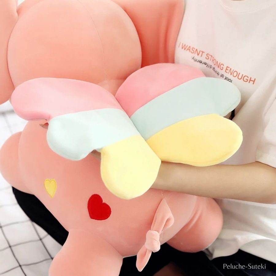 Peluche Éléphant Rose ou Grise à Ailes et Défenses