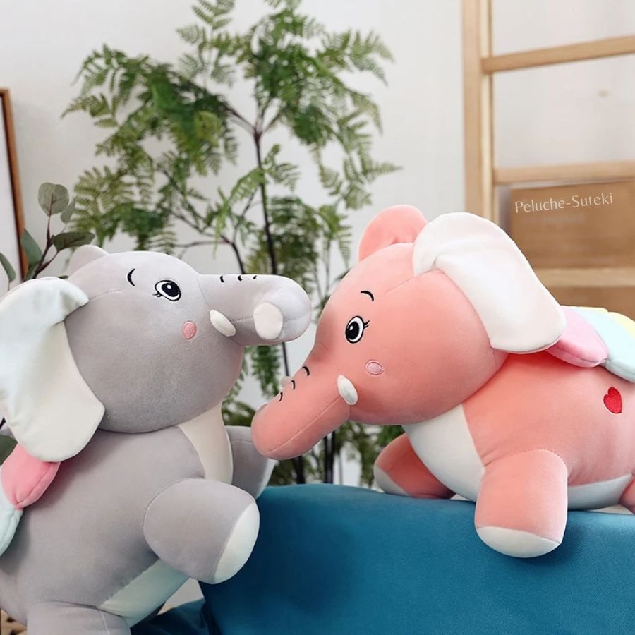 Peluche Éléphant Rose ou Grise à Ailes et Défenses