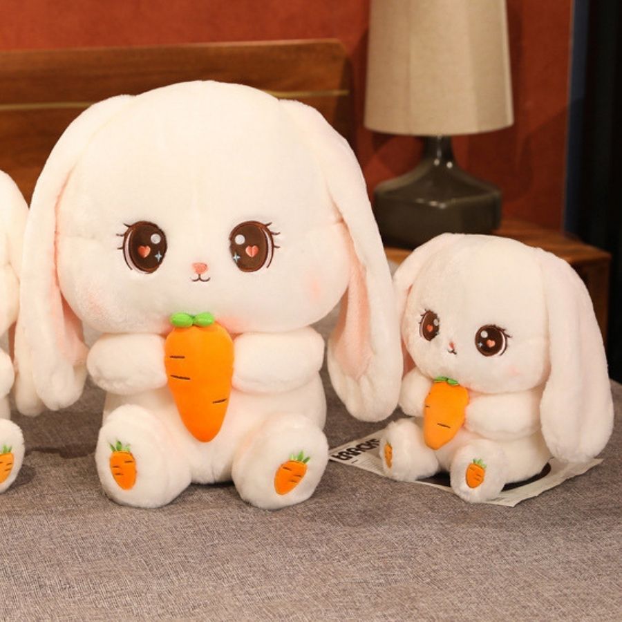 Peluche Lapin Blanc Crème aux Yeux Cœurs et Carotte