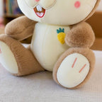 Peluche Lapin Marron Clair aux Yeux Bleus et Carotte