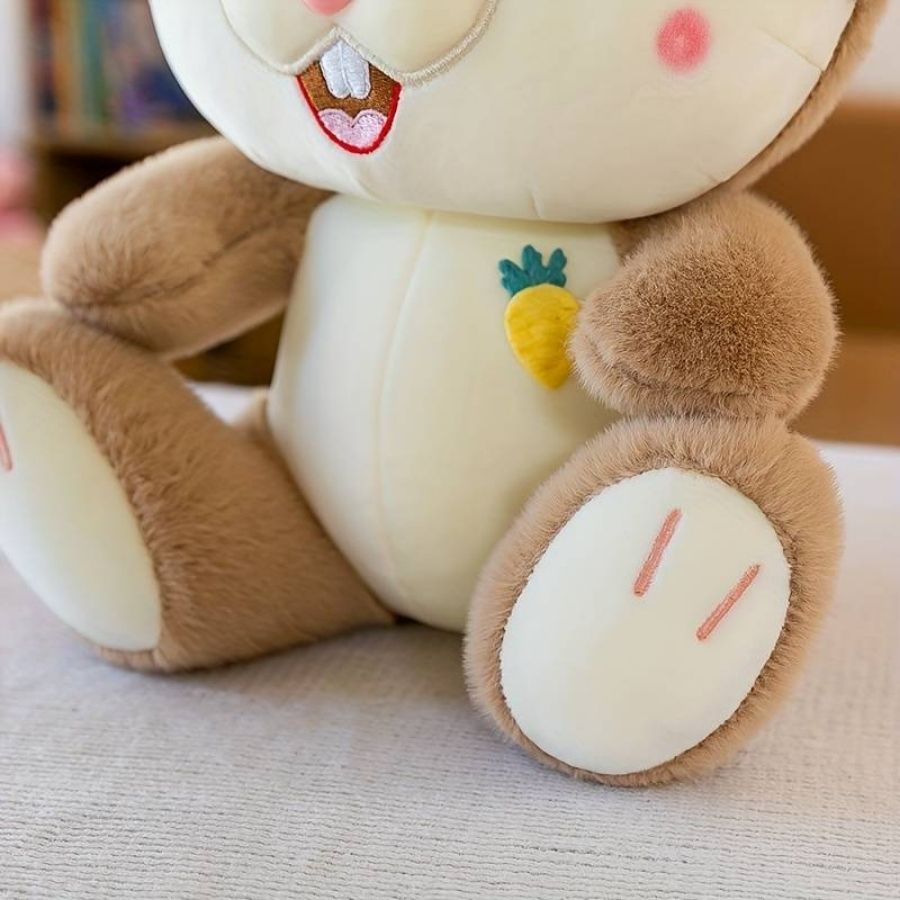 Peluche Lapin Marron Clair aux Yeux Bleus et Carotte
