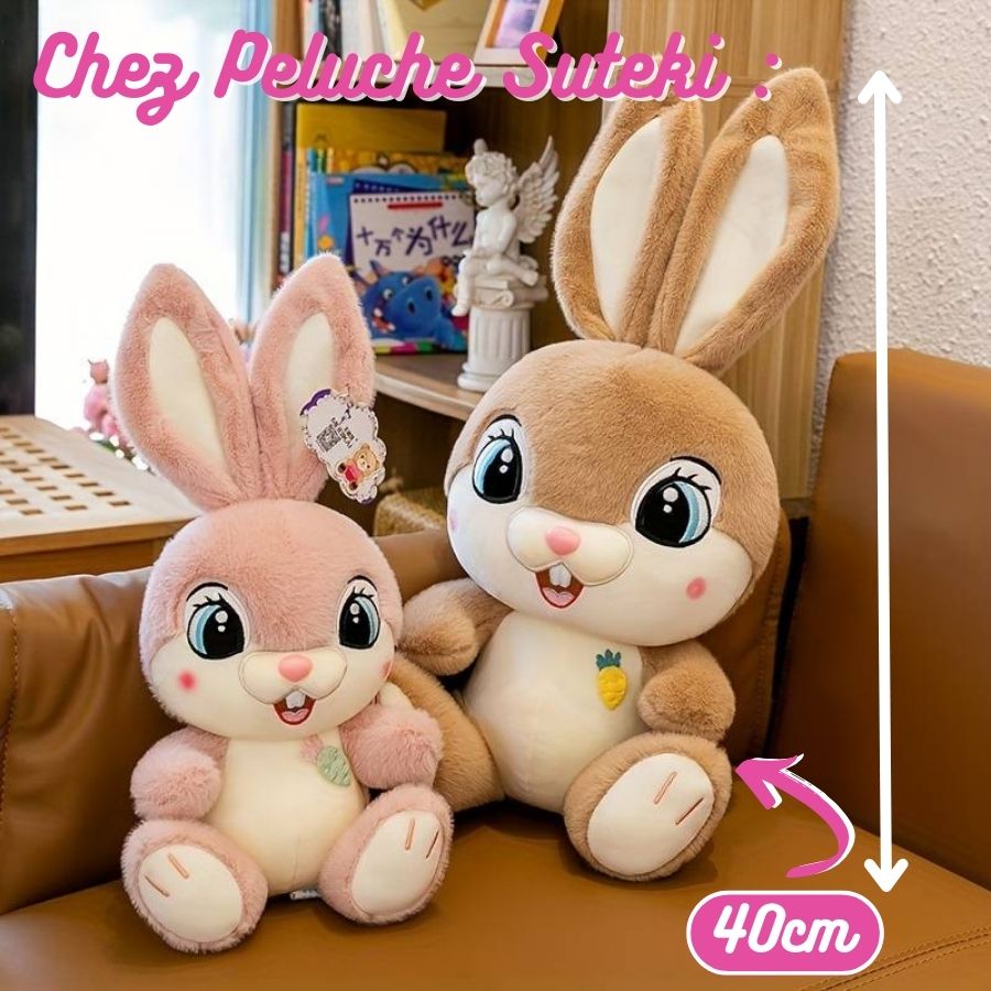 Peluche Lapin Marron Clair aux Yeux Bleus et Carotte
