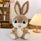 Peluche Lapin Marron Clair aux Yeux Bleus et Carotte