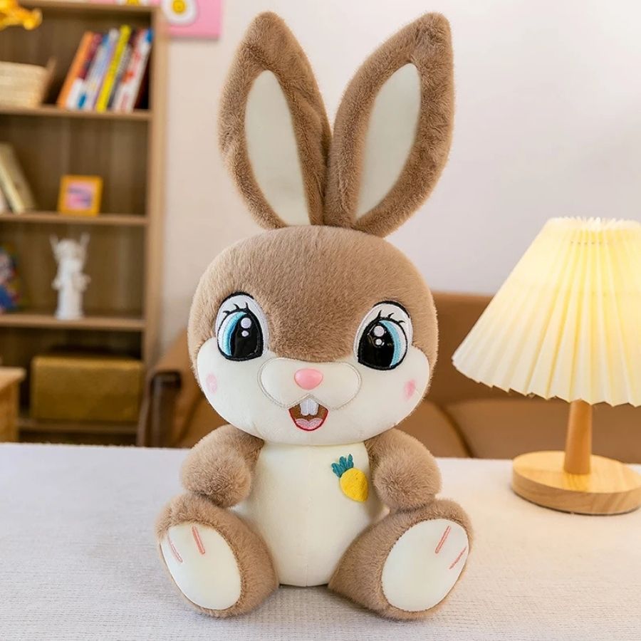Peluche Lapin Marron Clair aux Yeux Bleus et Carotte