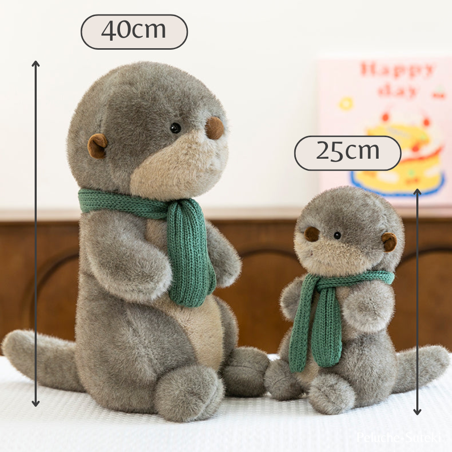 Peluche Loutre Gris-Brun avec Écharpe Vert Sapin