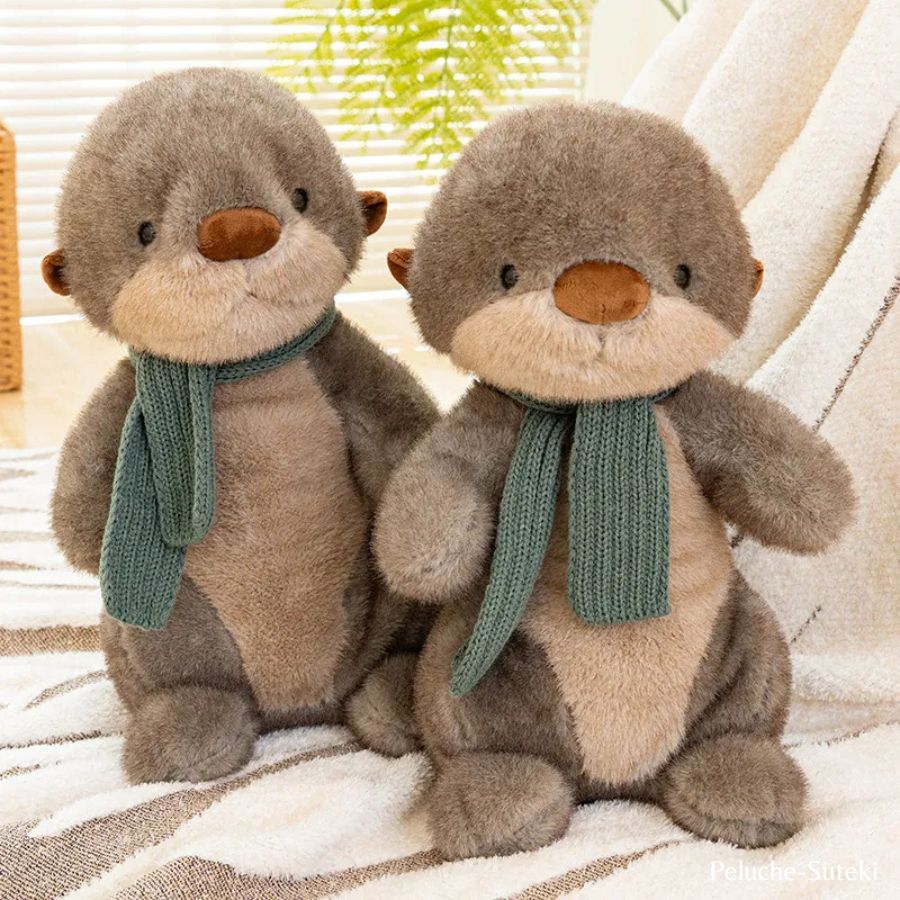 Peluche Loutre Gris-Brun avec Écharpe Vert Sapin