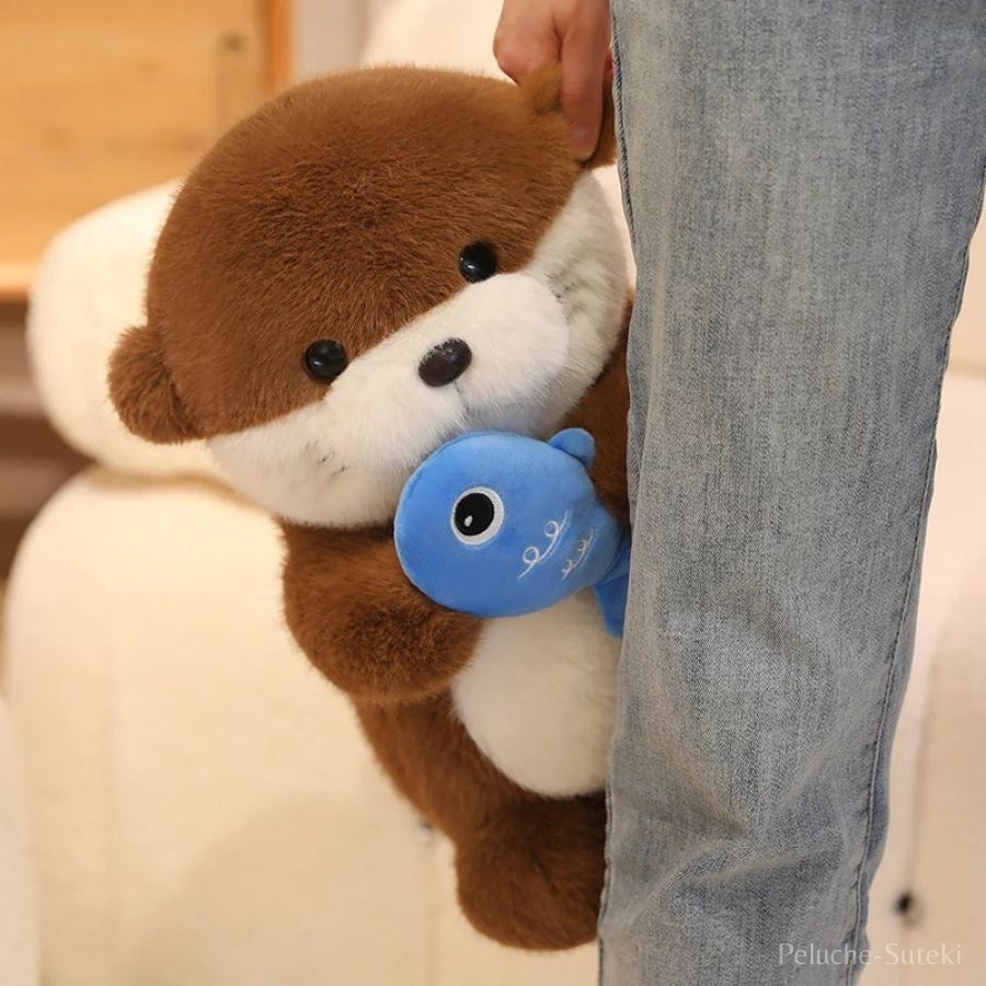 Peluche Loutre Marron avec Poisson Bleu
