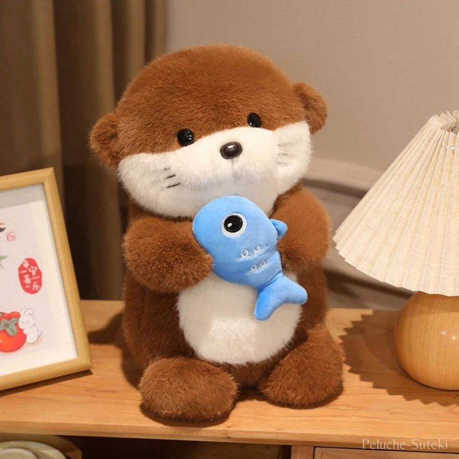 Peluche Loutre Marron avec Poisson Bleu