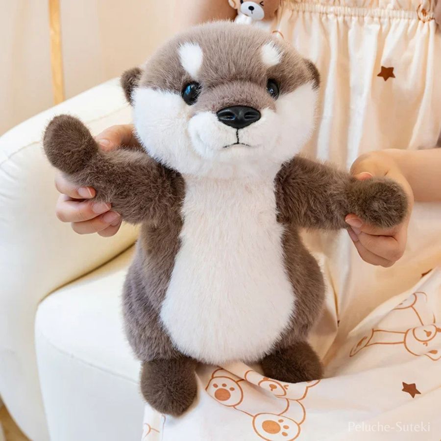 Peluche Loutre Grise et Blanche aux Bras Ouverts