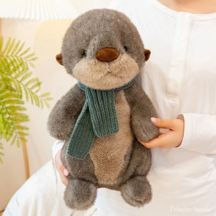 Peluche Loutre Gris-Brun avec Écharpe Vert Sapin