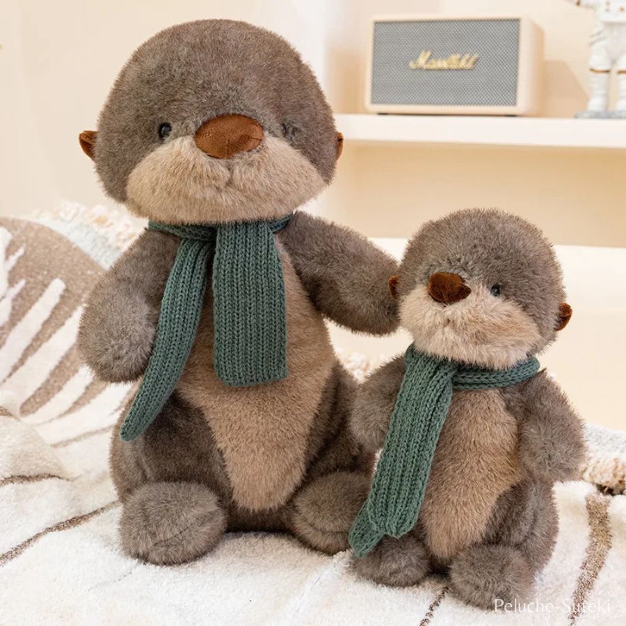 Peluche Loutre Gris-Brun avec Écharpe Vert Sapin