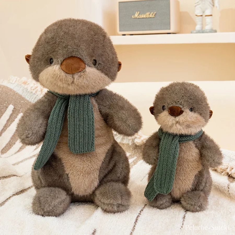 Peluche Loutre Gris-Brun avec Écharpe Vert Sapin