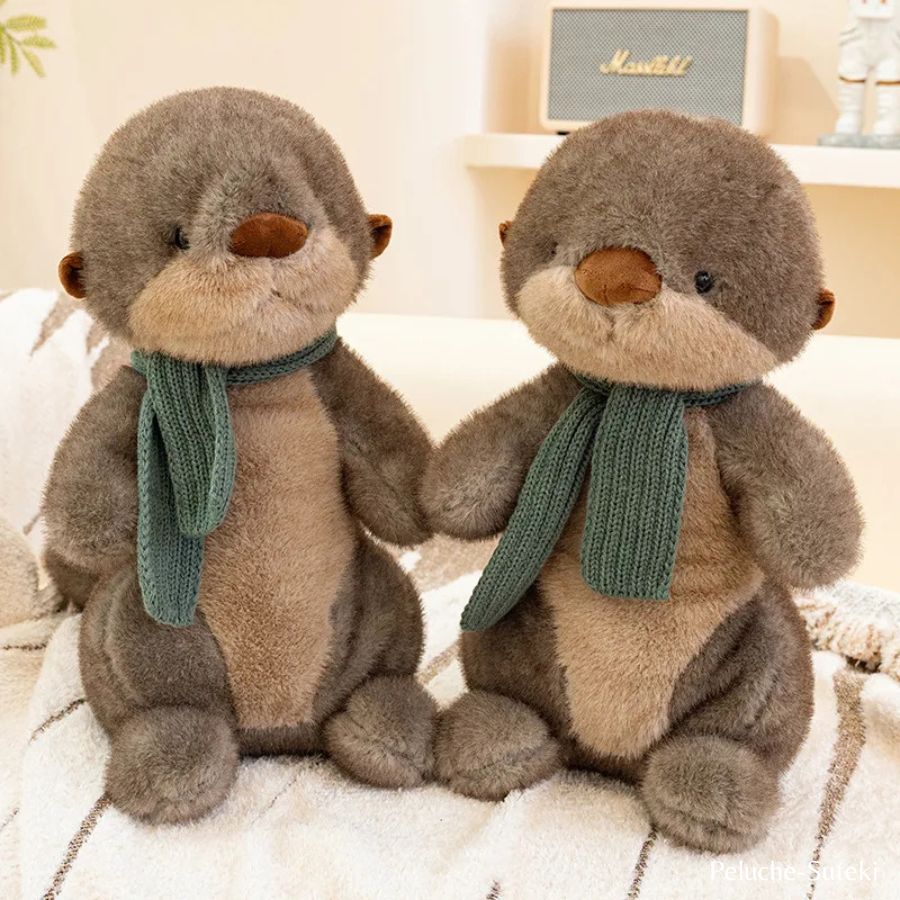 Peluche Loutre Gris-Brun avec Écharpe Vert Sapin