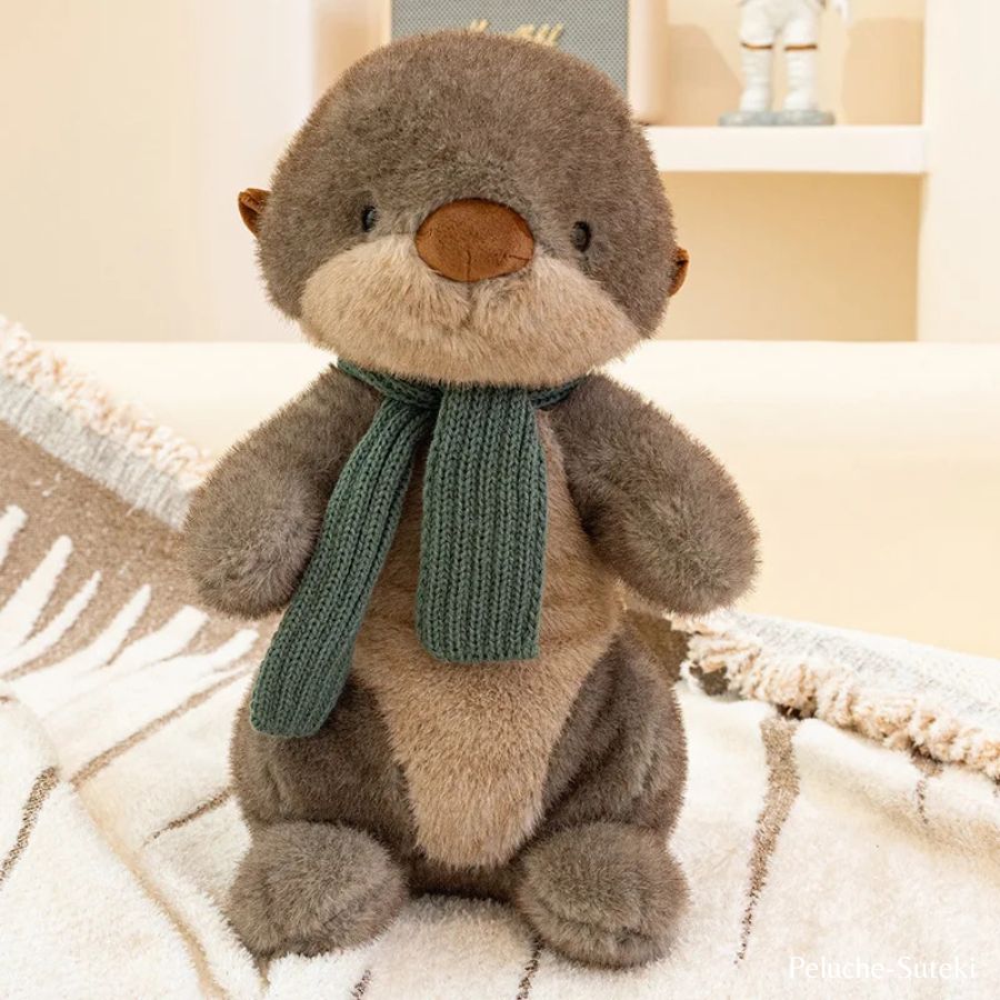 Peluche Loutre Gris-Brun avec Écharpe Vert Sapin