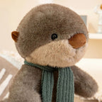 Peluche Loutre Gris-Brun avec Écharpe Vert Sapin