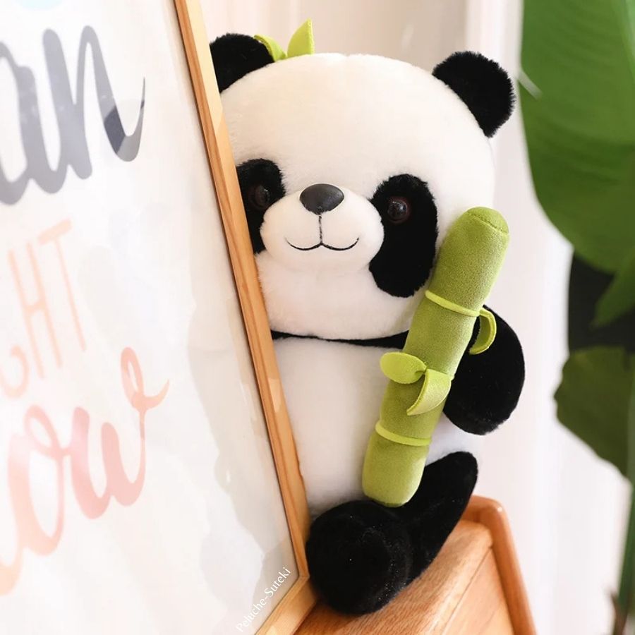 Peluche Panda Assise avec son Bambou et Feuilles