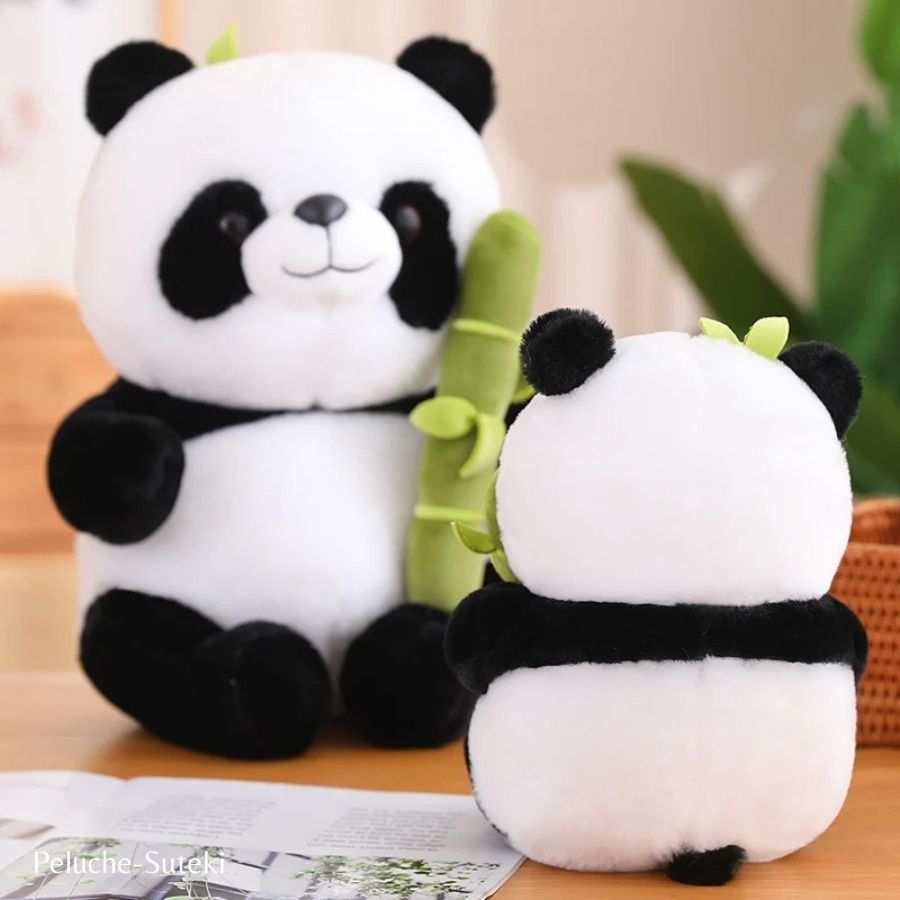 Peluche Panda Assise avec son Bambou et Feuilles