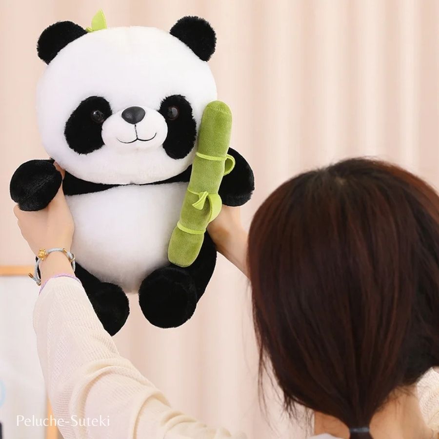 Peluche Panda Assise avec son Bambou et Feuilles