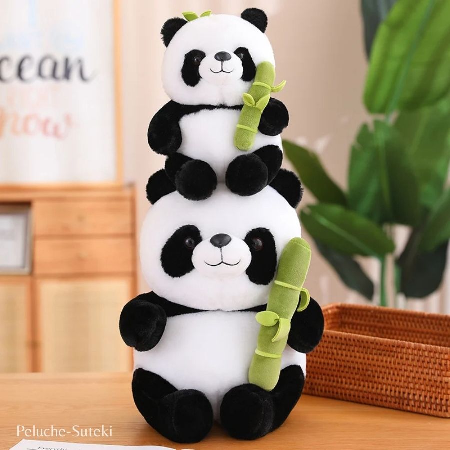 Peluche Panda Assise avec son Bambou et Feuilles