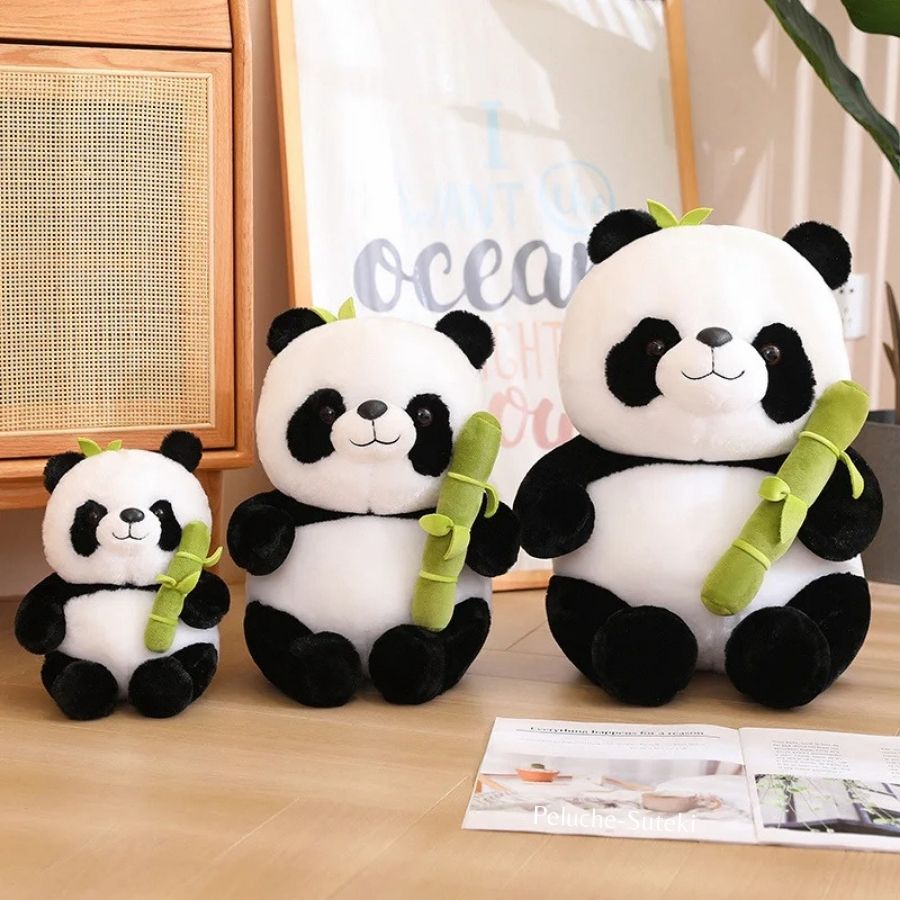 Peluche Panda Assise avec son Bambou et Feuilles