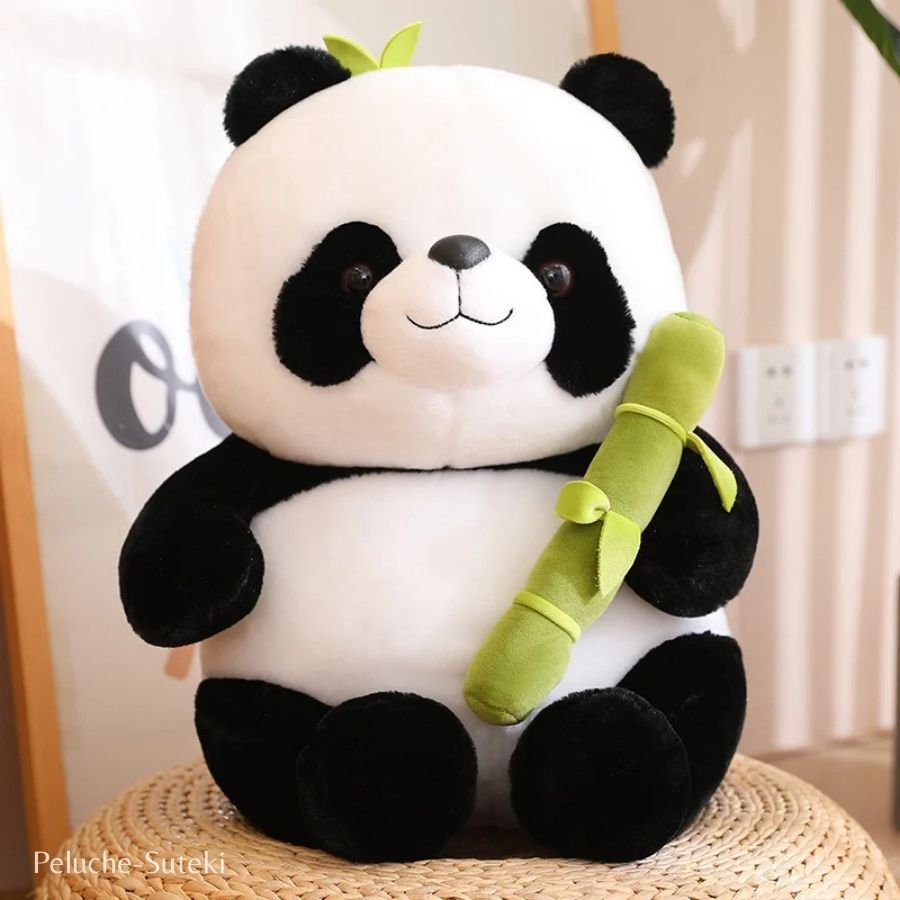Peluche Panda Assise avec son Bambou et Feuilles