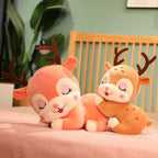 Peluche Faon Rose Pêche Dormant à Cils Brodés