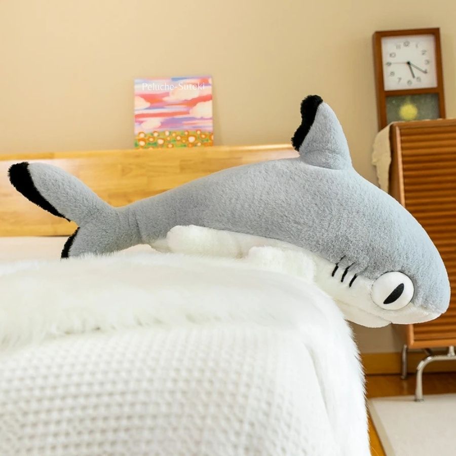 Peluche de Requin Grise et Blanche aux Grands Yeux