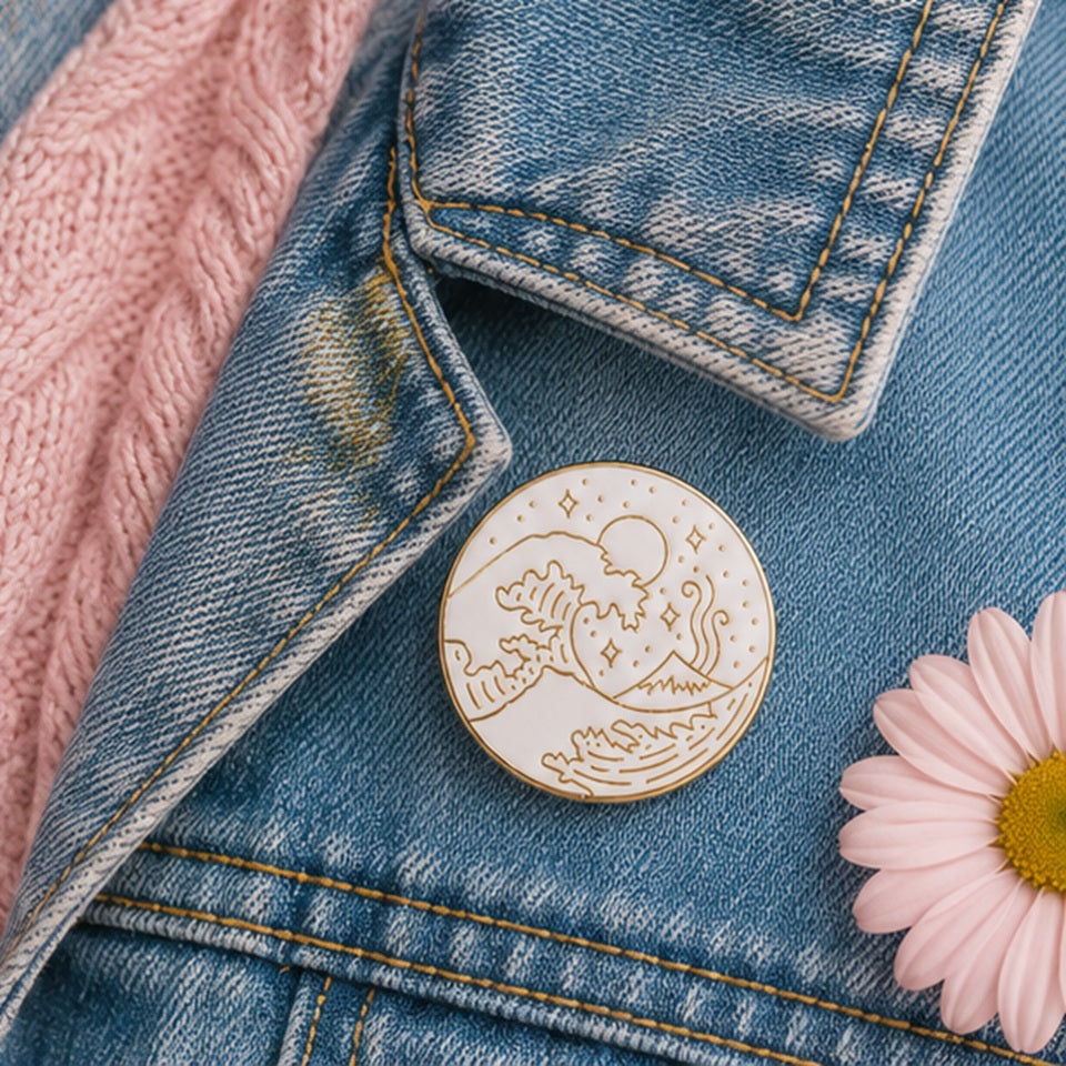Pin's Vague de Kanagawa Blanc et Doré