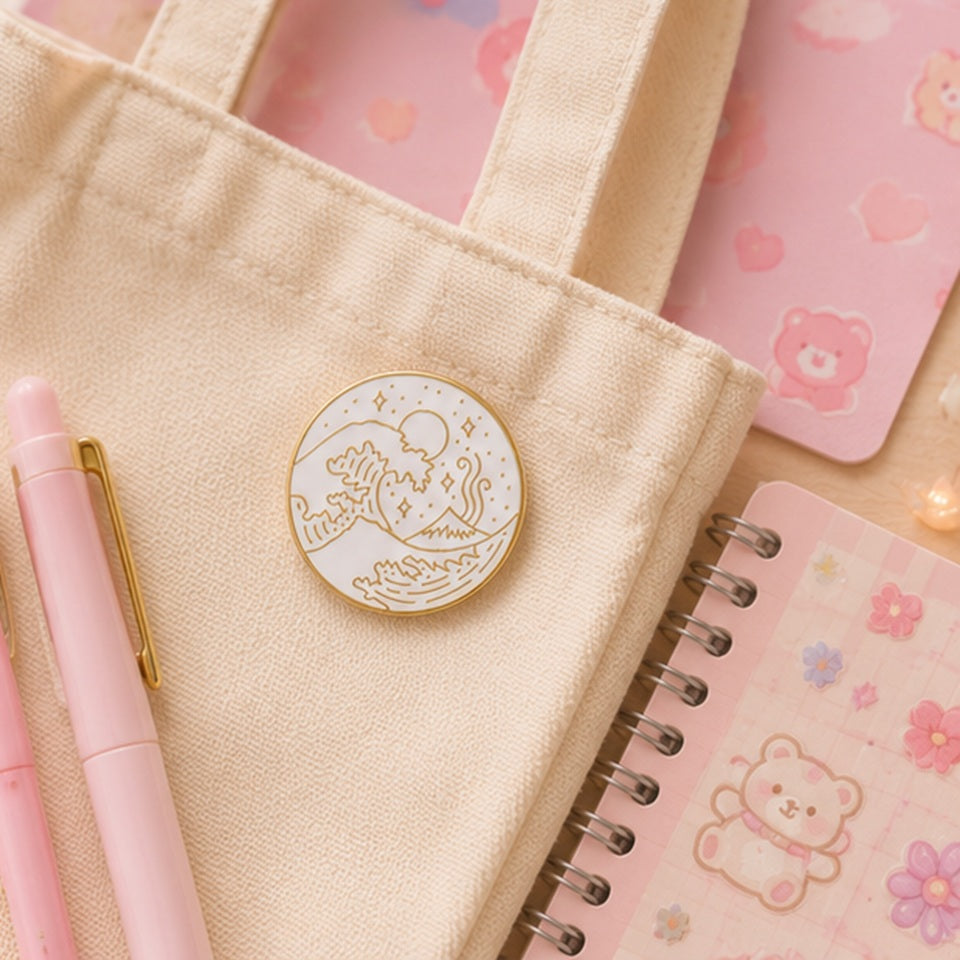 Pin's Vague de Kanagawa Blanc et Doré