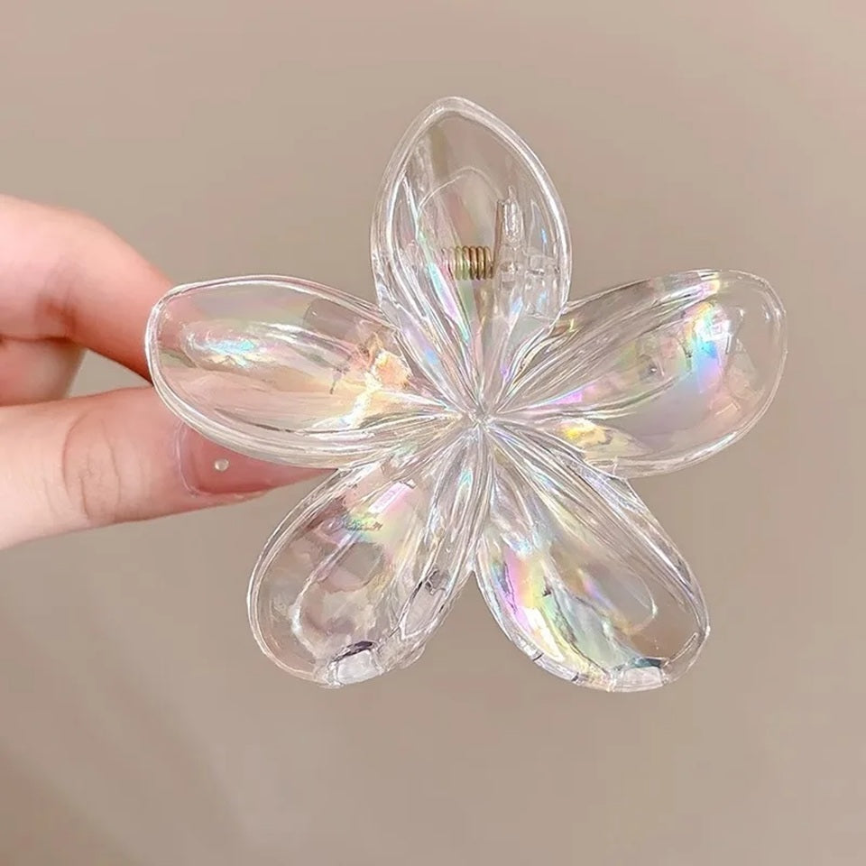 des pinces à cheveux nacrées en forme de fleur de frangipanier 
