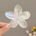 des pinces à cheveux nacrées en forme de fleur de frangipanier 
