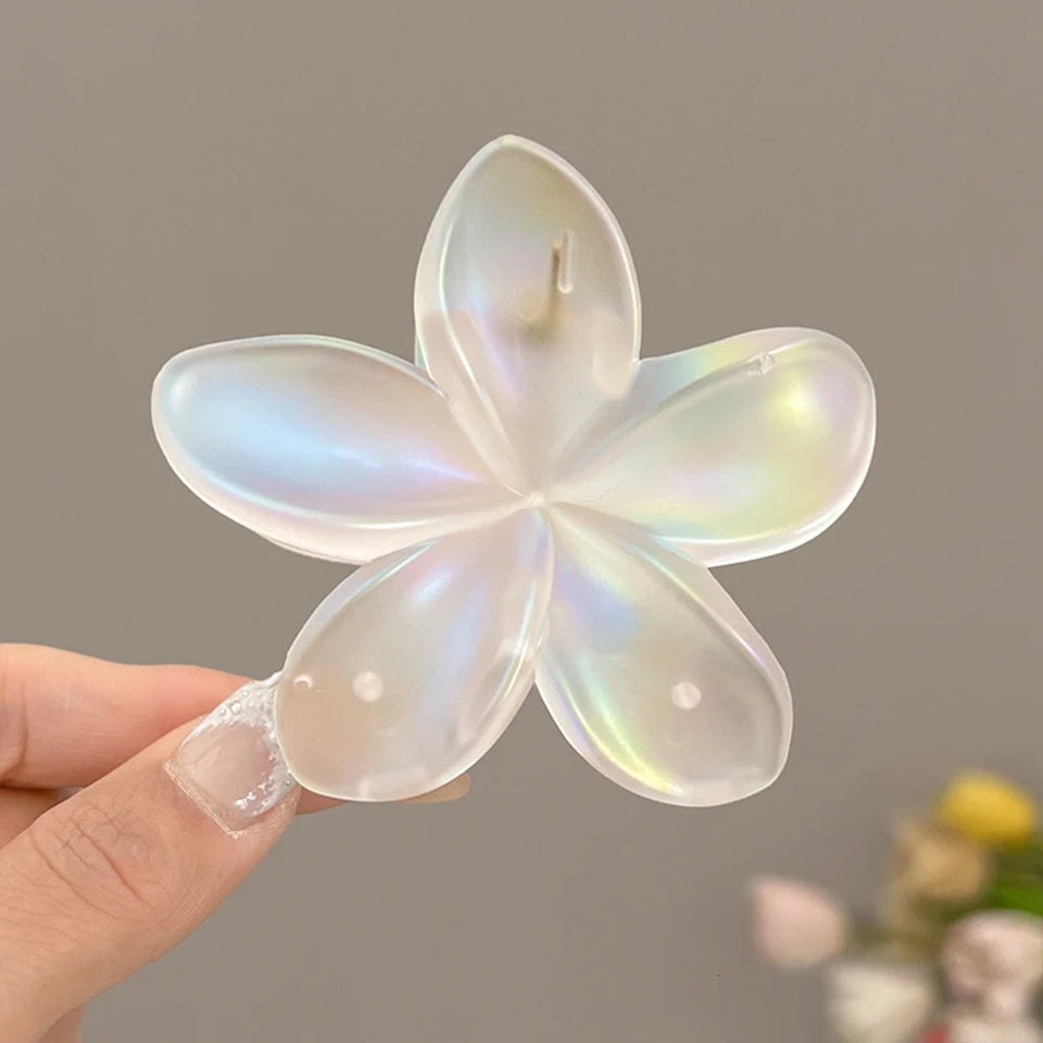 des pinces à cheveux nacrées en forme de fleur de frangipanier 