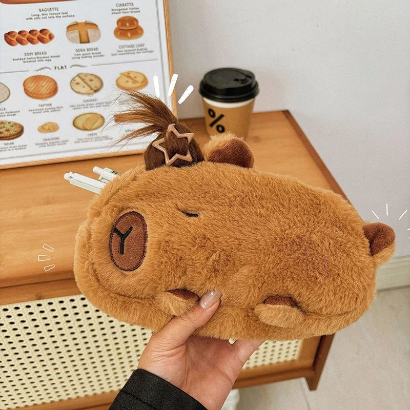 Trousse en Peluche Capybara Beige à Queue de Cheval