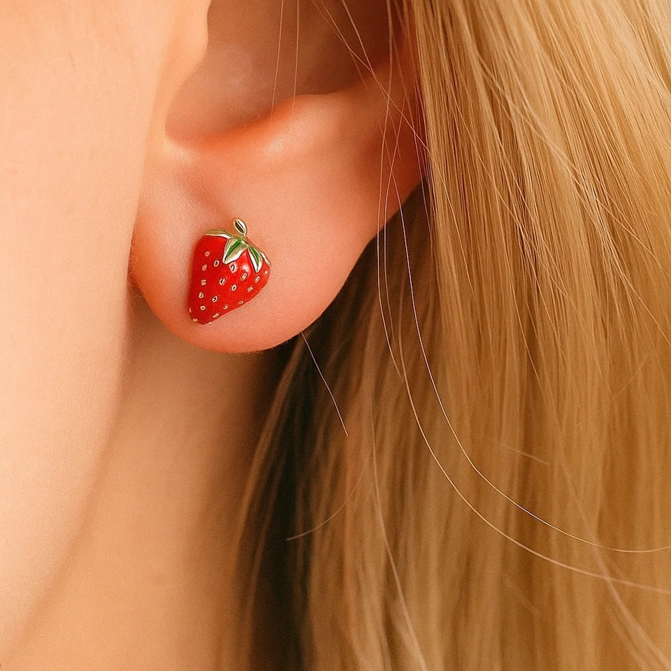 Boucles d'Oreilles Clous Fraise en Émail Rouge Doré
